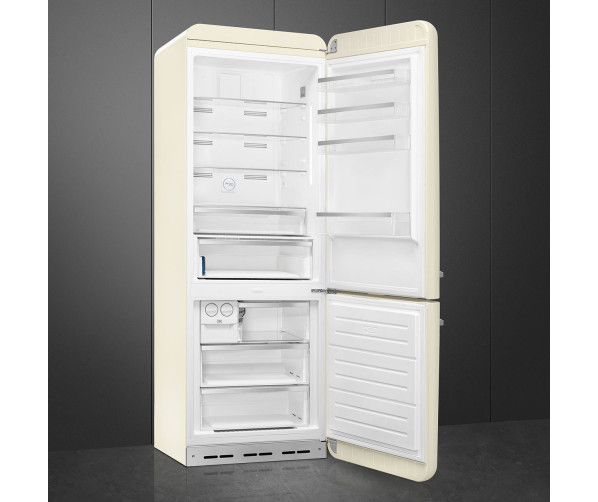 De Smeg FAB38RCR5 heeft een fraai en praktisch vormgegeven interieur