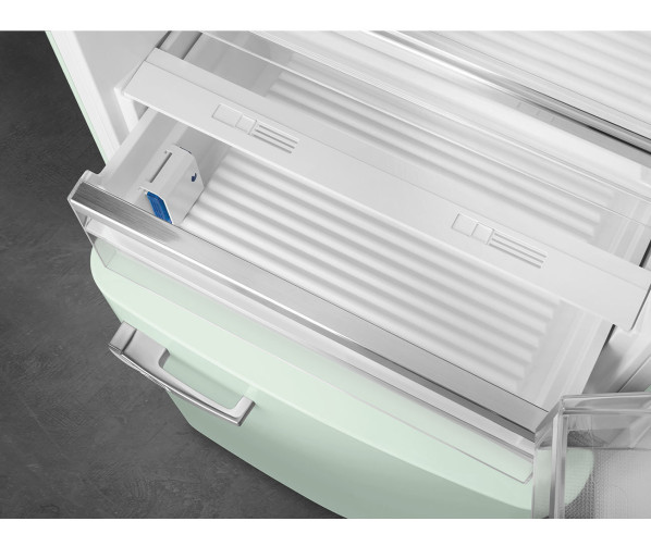 Praktisch is de 0 graden Life Plus lade in de Smeg FAB38RPG5 koelkast