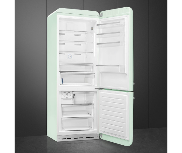 Foto van het interieur van de Smeg FAB38RPG5 koelkast
