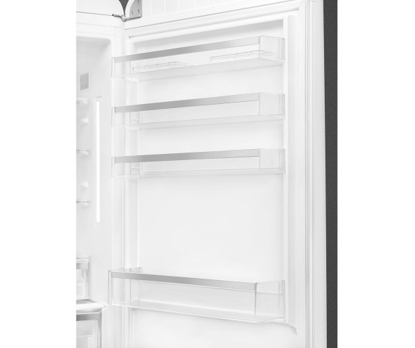 Foto van de binnendeur van het koelgedeelte van de Smeg FAB38RWH5