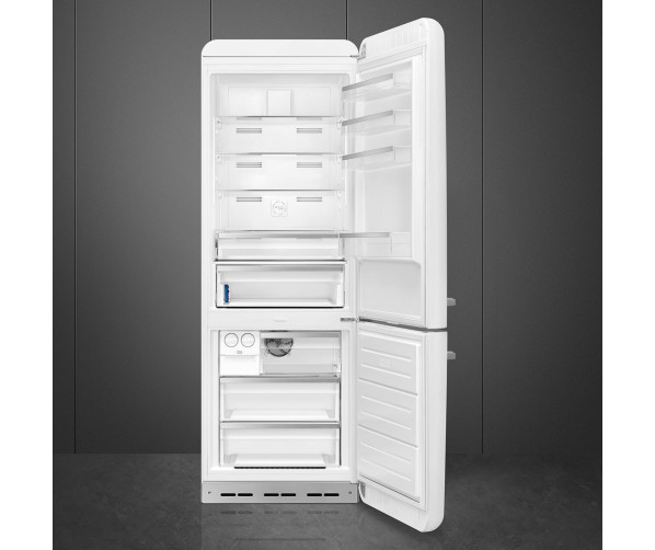 De Smeg FAB38RWH5 is dankzij de breedte van 70 cm. een zeer ruime koelast