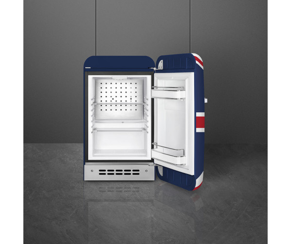Het interieur van de Smeg FAB5RDUJ5 minibar Union Jack