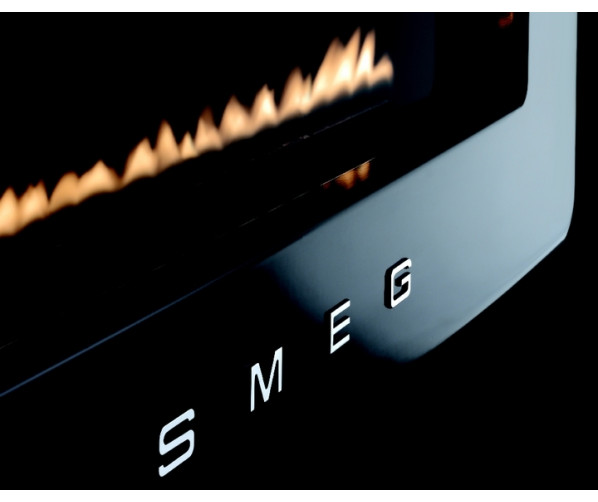 De Smeg L30FABBL beschikt over de kenmerkende retro jaren 50 stijl kenmerken