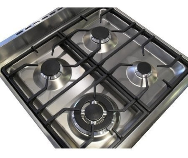Het kookgedeelte van de Smeg SNLK60MX9 is uitgevoerd met een wokbrander linksvoor en gietijzeren pannendragers