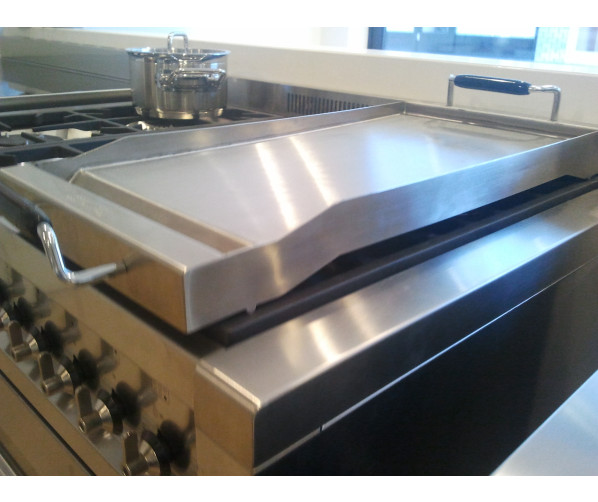Het lage design van de Smeg TPKX sluit perfect aan bij de Opera en Victoria fornuizen van SMEG
