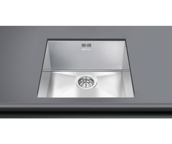 De Smeg VSTQ402 dient onder het aanrecht gemonteerd te worden.