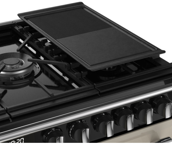 Detailfoto Stoves Richmond fornuis – gietijzeren bakplaat en wokbrander