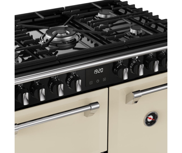 Close-up van 5 gasbranders op Stoves Richmond 90 DF creme fornuis