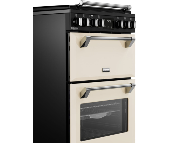 Oven met stoomfunctie, spiesaccessoire en snelle voorverwarming