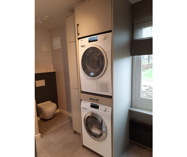 De wasmachinekast ONE PAIR is de ideale opstelling voor een zuil. Ook maatwerk mogelijk met verleningen of uitbreiding