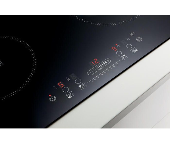De elektronische tiptoetsbediening op de WHIRLPOOL inductie kookplaat ACM808NE