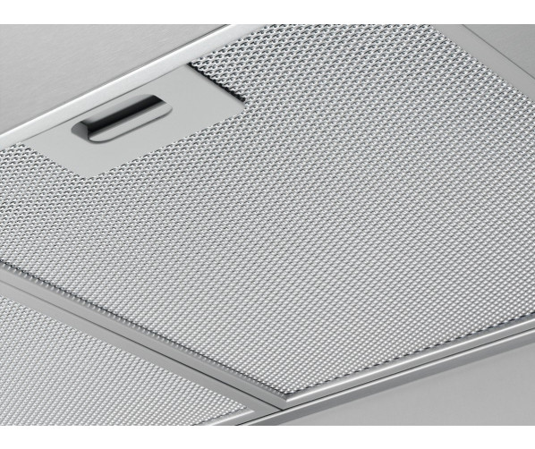 Praktisch zijn de aluminium vetfilters aan de onderzijde van de Aeg X66163MK1