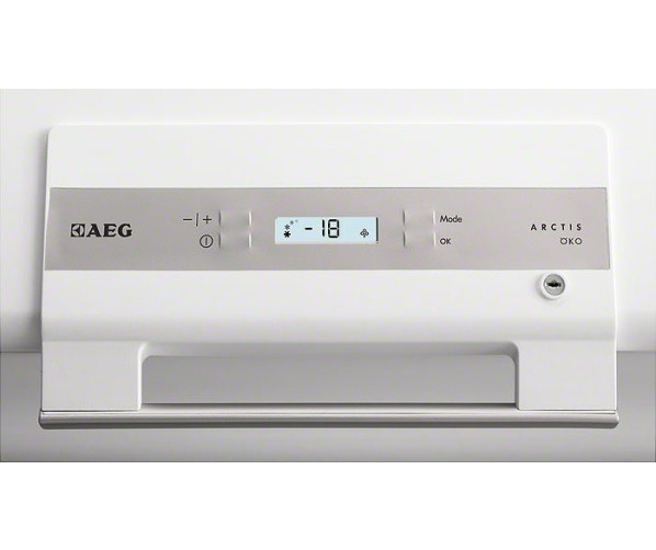 Het bedieningspaneel van de Aeg A82700HLW0 vrieskist wit