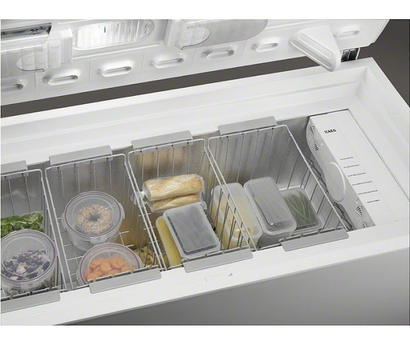 Het interieur van een gevulde Aeg A83100HNW0 vrieskist wit