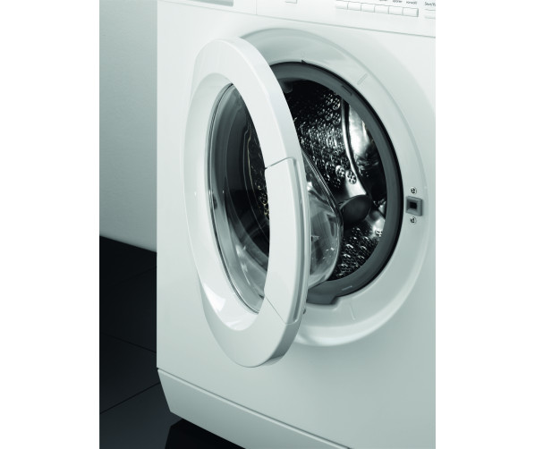 De Aeg L72672NFL wasmachine is uitgevoerd met een linksdraaiende deur en een vernieuwde trommel