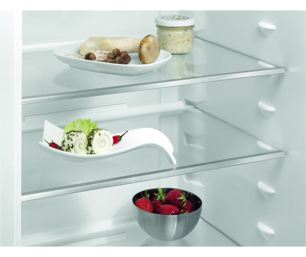 De Aeg S53820CTW2 koelkast wit is voorzien van glazen legplateaus