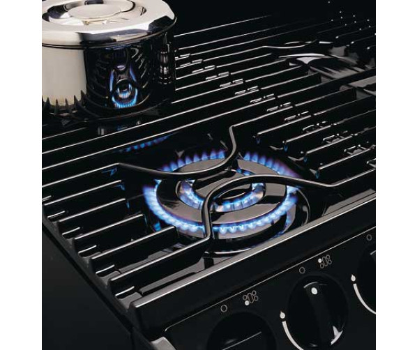 De wokbrander van de AGA Six-Four zit linksvoor en heeft een vermogen van 4,5 kW