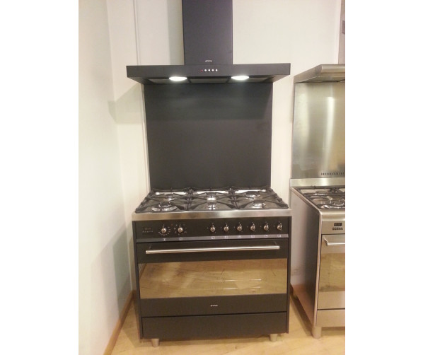De BOKMERK achterwand antraciet hier gecombineerd met SMEG fornuis en SMEG afzuigkap