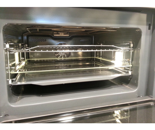 Afbeelding van de binnenzijde van de oven-magnetron Asko OCM8456S