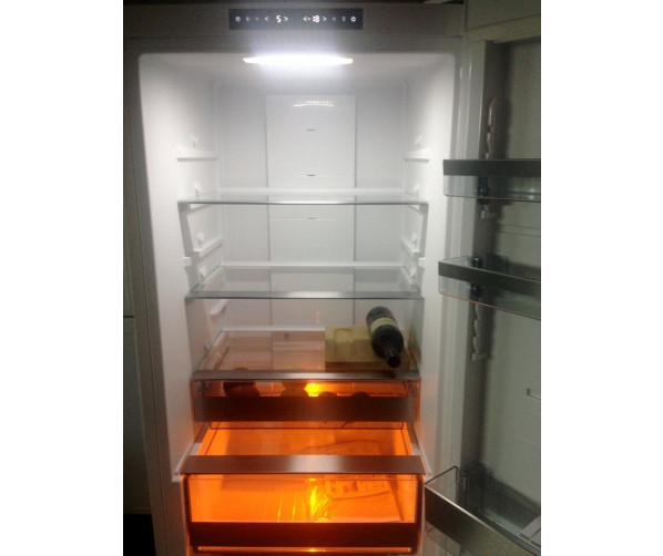 De Asko RFN2286WR koelkast beschikt over speciale Activa Vita Led verlichting welke het fotosynthetisch proces uit de natuur nabootstt