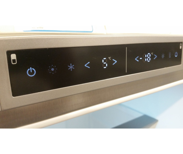 De bediening van Asko RFN2286SR is digitaal en bevindt zich op de bovenste rand achter de koeldeur