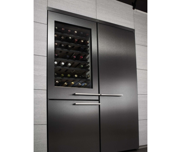 Fraai is de side by side opstelling van de Atag KA2512WD blacksteel koelkast gecombineerd met een ander Atag apparaat