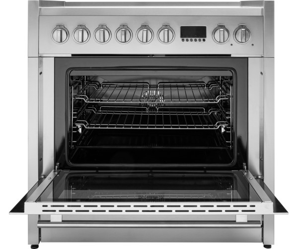 De ruime oven onder het inductie kookgedeelte heeft een inhoud van 91 liter en beschikt over 8 oven functies