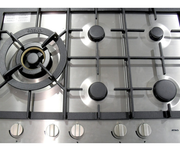 De wokbrander van de Atag HG7711BA bevindt zich aan de linker zijde
