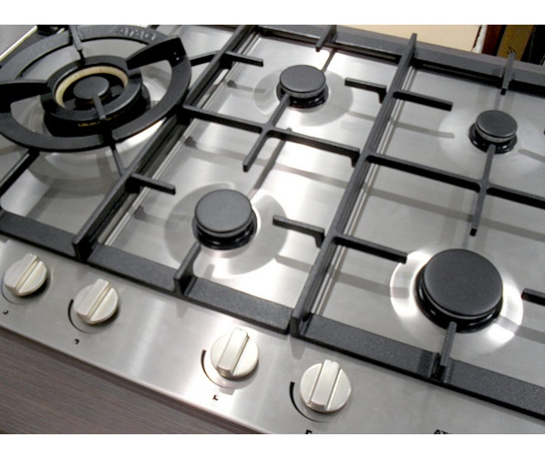 Strak design en gietijzeren pandragers geven de HG7711BA een industrieel design