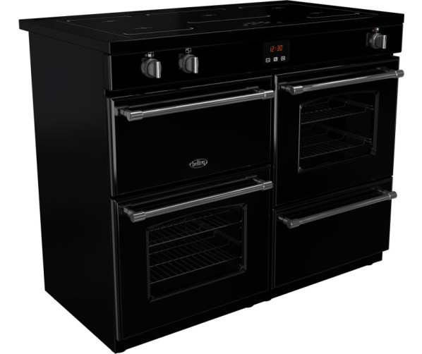 Praktisch zijn de drie ovens en de opberglade van de zwarte Belling Farmhouse 110 EI
