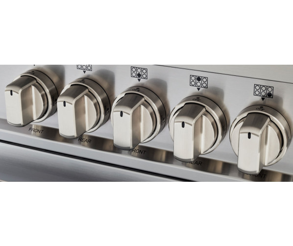 Close-up van bedieningsknoppen van een Bertazzoni gasfornuis met zes branders