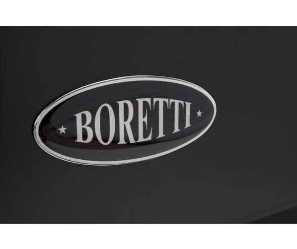 Foto van het Boretti logo op de opbergklep van het fornuis