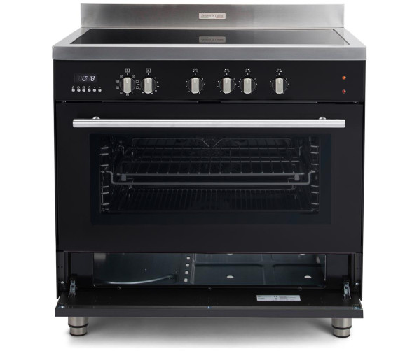 Onder de grote oven is een praktische opbergruimte geplaatst.