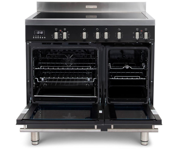 De grote ovens links is een multifunctionele oven met hetelucht