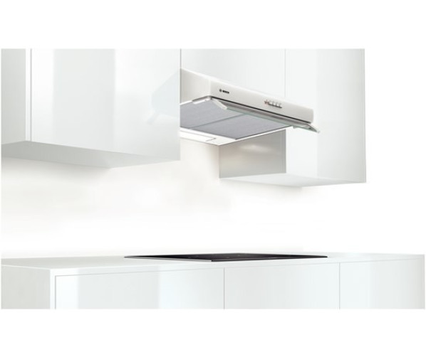 De Bosch DHU672U onderbouw afzuigkap wit kan direct onder een kast of aan de muur worden gemonteerd