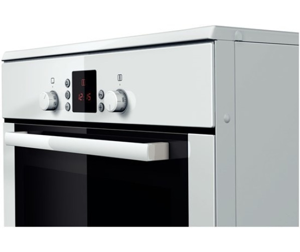 De oven van het Bosch HCE748223 fornuis wit heeft een inhoud van 67 liter