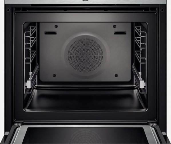 De binnenzijde van de Bosch HMG636NS1 oven met magnetron