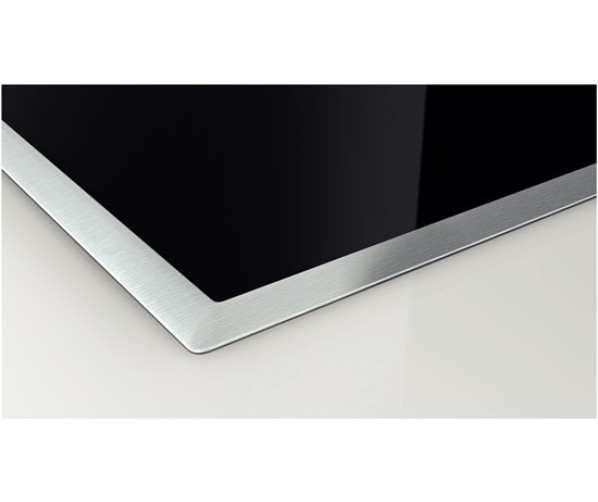 De Bosch PIV645F17M inductie kookplaat is voorzien van een roestvrijstalen rand