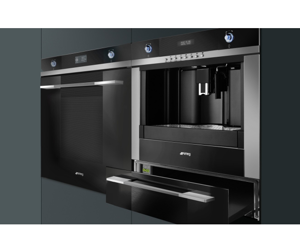 De Smeg CMSC45NE is vanwege het strakke design perfect te combineren met de andere Linea Luce apparaten van Smeg