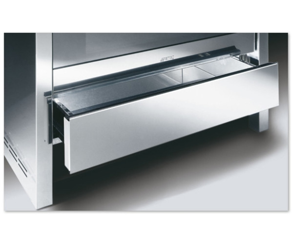 Opbergruimte onder de oven vsn de CS20NLK door een ruime lade