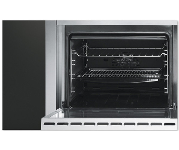 De grote linker oven van de CS20NLK is multifunctioneel