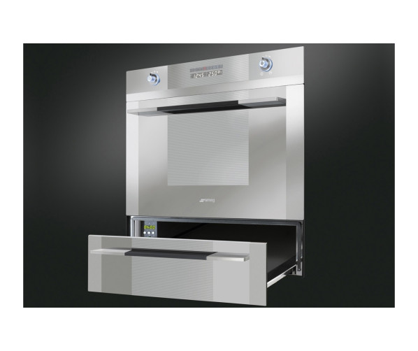 De CT15-2 warmhoudlade van SMEG kan eenvoudig onder een 45 cm. inbouw apparaat uit dezelfde Linea Luce lijn geplaatst worden.