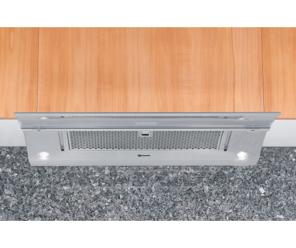 De Bauknecht DNG5390IN hier gemonteerd onder een keukenkast in een keuken