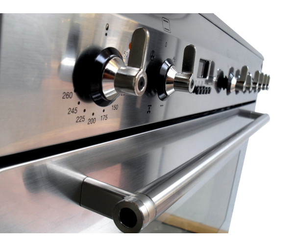 De DS96MFX7 is uitgevoerd met kenmerkende SMEG stang greep