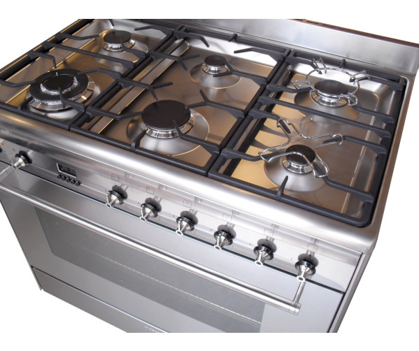 De vernieuwde deur geeft een zeer fraai design aan dit SMEG fornuis