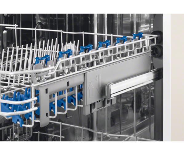 De bovenkorf van de Electrolux ESL7220RO inbouw vaatwasser is uitrekbaar en voorzien van neerklapbare steunen