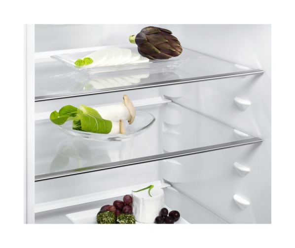 De binnenzijde van het koelgedeelte van de Electrolux EN3613MOX is voorzien van leggers van veiligheidsglas
