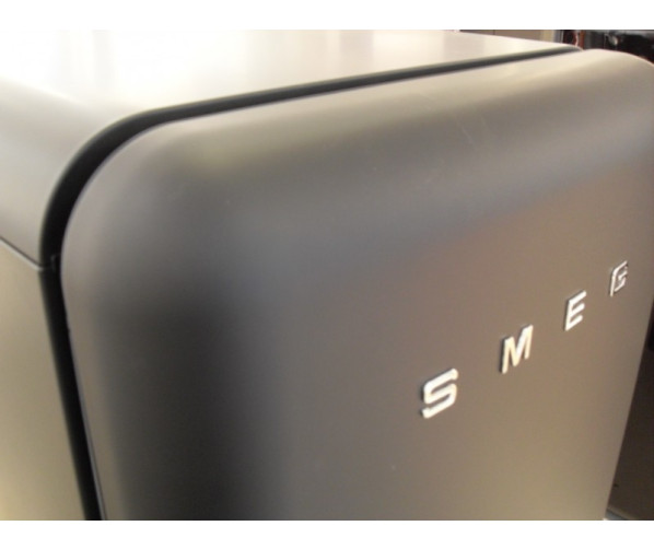 De Smeg FAB28LBV3 heeft de kenmerkende retro jaren 50 kenmerken zoals de afgeronde hoeken