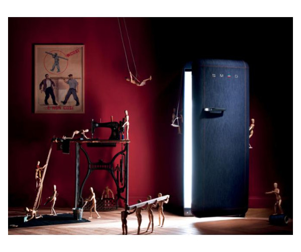 De Smeg FAB28RDB koelkast heeft een exclusief design door de fraaie naden en de denim stof