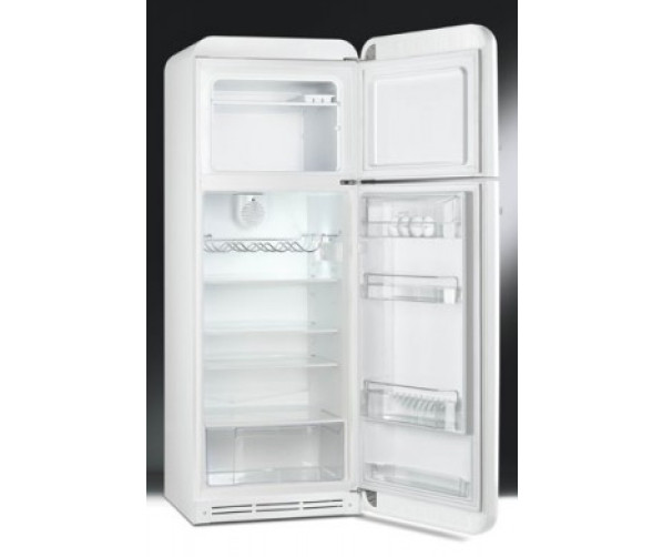 De Smeg FAB30LB1 is voorzien van een fraai interieur met glazen leggers en een grote groentelade onder.